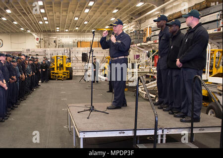 170306-N-XK809-017 Okinawa, in Giappone (6 marzo 2017) Cast. Jeffery Ward, comandante di assalto anfibio nave USS Bonhomme Richard (LHD 6), annuncia la nave più recente di marinai del trimestre durante un tutte le mani con la chiamata nell'hangar bay. Aviazione di Boatswain Mate (combustibile) 1a classe Jeffrey Walsh (da destra), da Chicago, è Bonhomme Richard Senior marinaio del trimestre; Boatswain Mate della seconda classe Domenico Mando, dal New Brunswick, N.J., è Bonhomme Richard's Junior Sailor del trimestre; e Hospitalman James Gordon, da Youngstown, Ohio, è Bonhomme Richard's Blue Jacket del trimestre. Foto Stock