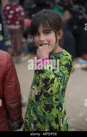 Gli sfollati interni bambino attende in corrispondenza di una stazione di lavorazione per spostare internamente le persone nei pressi di Mosul, Iraq, Marzo 03, 2017. (U.S. Foto dell'esercito da Staff Sgt. Alex Manne) Foto Stock