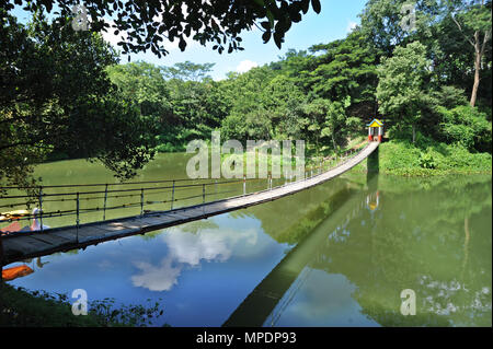 Bandarban, Bangladesh - Ottobre 01, 2010: Il ponte sospeso a meghla Bandarban in città è considerata come una delle più attraenti destinazioni di viaggio Foto Stock