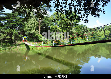 Bandarban, Bangladesh - Ottobre 01, 2010: Il ponte sospeso a meghla Bandarban in città è considerata come una delle più attraenti destinazioni di viaggio Foto Stock
