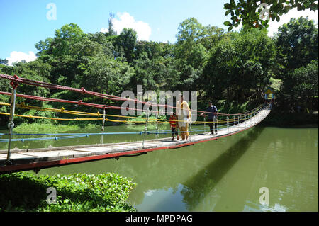 Bandarban, Bangladesh - Ottobre 01, 2010: Il ponte sospeso a meghla Bandarban in città è considerata come una delle più attraenti destinazioni di viaggio Foto Stock