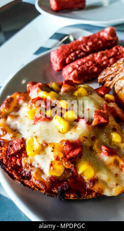 Mini pizze e salsicce a colazione (fast food concept) Foto Stock