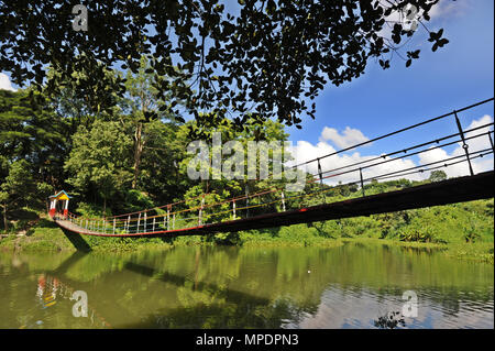 Bandarban, Bangladesh - Ottobre 01, 2010: Il ponte sospeso a meghla Bandarban in città è considerata come una delle più attraenti destinazioni di viaggio Foto Stock