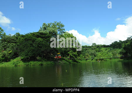 Bandarban, Bangladesh - Ottobre 01, 2010: Il ponte sospeso a meghla Bandarban in città è considerata come una delle più attraenti destinazioni di viaggio Foto Stock