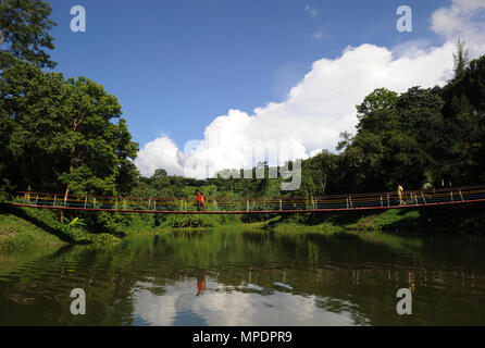 Bandarban, Bangladesh - Ottobre 01, 2010: Il ponte sospeso a meghla Bandarban in città è considerata come una delle più attraenti destinazioni di viaggio Foto Stock