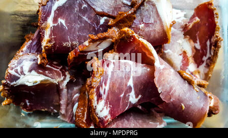 Bagno turco Pastirma o Pastrami in recipiente di vetro. bagno turco carne affumicata fette Foto Stock