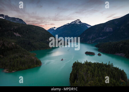 Diablo lago nel Parco Nazionale delle Cascate del Nord, Washington, Stati Uniti d'America all'alba Foto Stock