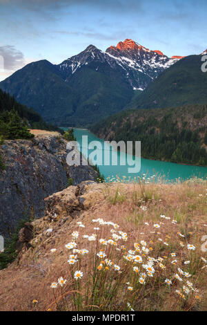 Diablo lago nel Parco Nazionale delle Cascate del Nord, Washington, Stati Uniti d'America all'alba Foto Stock