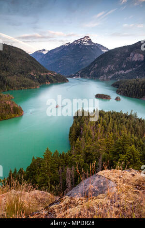 Diablo lago nel Parco Nazionale delle Cascate del Nord, Washington, Stati Uniti d'America all'alba Foto Stock