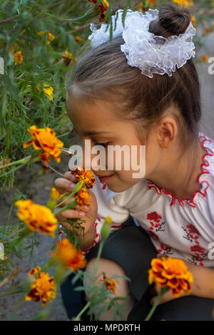 Bambina vestito in ucraino costumi folk Foto Stock