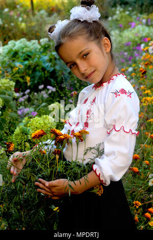 Bambina vestito in ucraino costumi folk Foto Stock