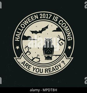 Halloween 2017 è venuta. Siete pronti. Vettore di Halloween badge retrò. Sovrapposizione o etichette per una camicia o un logo, stampa, guarnizione, timbro. Bat e owl sulle tre Illustrazione Vettoriale