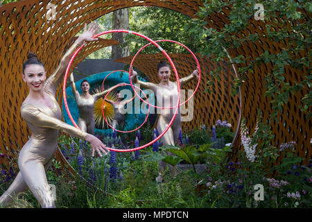 Team GB ritmica ginnasti eseguire al David Harbor e Savills visualizza giardino disegnato da Nic Howard, 2018 RHS Chelsea Flower Show Foto Stock