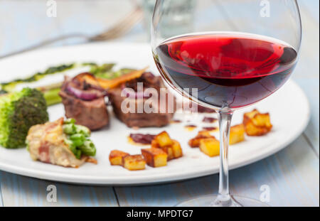 Bistecca alla griglia con asparagi su una piastra Foto Stock