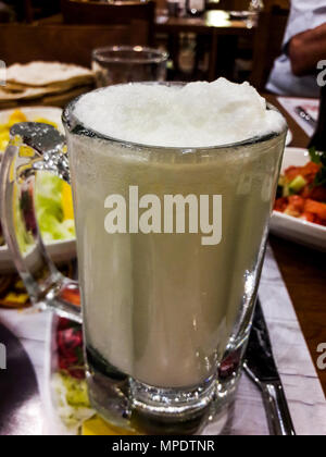 Turco Ayran bere in un bicchiere. / Latticello. Tradizionale bevanda turco Foto Stock