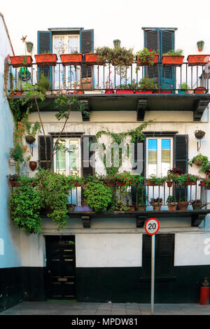 Bellissimo edificio in una strada a Gibilterra, decorato con molte piante e fiori Foto Stock