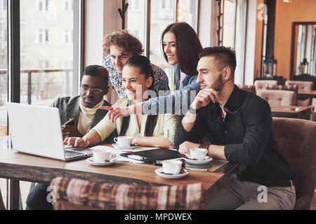 Ritratto di gruppo di allegro vecchi amici di comunicare gli uni con gli altri, amico in posa sul cafe, stile urbano di persone aventi il divertimento, concetti riguardanti la gioventù stare insieme allo stile di vita. Wifi connesso Foto Stock