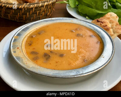 Bagno turco Zuppa di carne Kelle Paca con Rucola / Rucola e Pide Pane Pita. I cibi tradizionali. Foto Stock