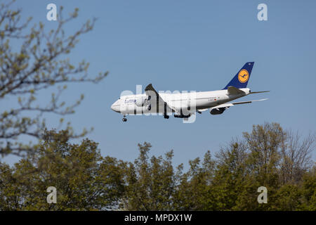 Dulles, VA / Stati Uniti d'America, 30 Aprile 2018: Lufthansa 747 atterraggio sull'Aeroporto Internazionale di Dulles Foto Stock