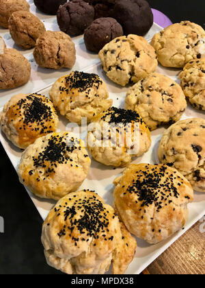 Pane appena sfornato dolci e pasticceria salata con semi Cumins sul vassoio al Cafe Shop. Concetto di panetteria. Foto Stock