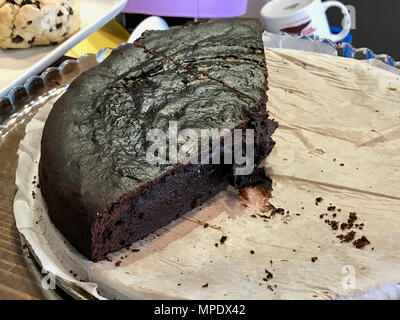 Mangiato tutta la torta al cioccolato senza farina servita presso il Cafe Shop in vetrina. Un fast food. Foto Stock