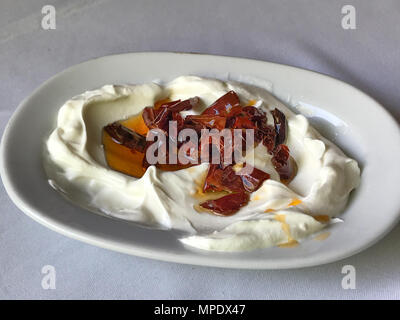 Bagno turco Aperitivo Atom secco fritto pepe rosso con Yogurt / yogurt. Tradizionale cibo organico. Foto Stock