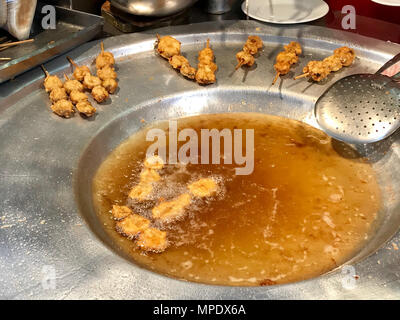 Bagno turco Street Food fritto croccante di cozze / Midye Tava. I cibi tradizionali. Foto Stock