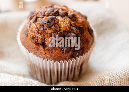 Fatti in casa muffin scuro con scaglie di cioccolato Foto Stock