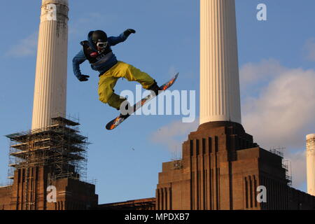 Victor De La Rue decolla capovolto al di sopra di Battersea Power Station durante l'inarrestabile Freeze Festival 2010, Snowboard, Sci e musica Foto Stock