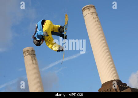 Victor De La Rue decolla indietro sopra Battersea Power Station durante l'inarrestabile Freeze Festival 2010, Snowboard, Sci e musica, 30 Ottobre 2010 Foto Stock