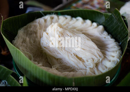 Fresca di riso Asiatico il vetro a base di noodle in ciotola fatta di foglia di banano. Cucina tailandese tradizionale ingredienti. Foto Stock