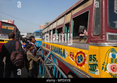 India Bengala Occidentale, Calcutta, autobus pubblici a quella di Howrah Stazione degli autobus. Foto Stock