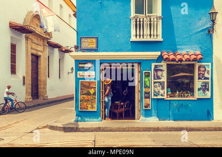 Cartagena, Colombia - Marzo 26, 2017: ristorante con una bandiera cubana di fronte all'angolo in Plaza Fernandez de Madrid a Cartagena, Colombia, Foto Stock