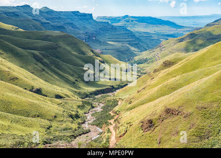 La vista dalla Sani Pass indietro verso il Sud Africa post di frontiera, tra gli alberi nella parte posteriore Foto Stock