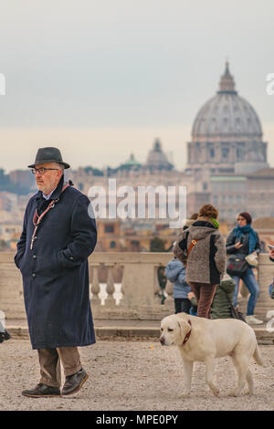 Roma, Italia, Dicembre - 2017 - gruppo di turisti a monte pincio viewpoint. Foto Stock