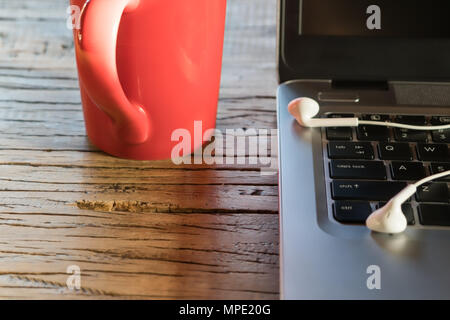 Computer laptop e red tazza di caffè sul tavolo di lavoro piatta composizione laici vista superiore con spazio di copia Foto Stock