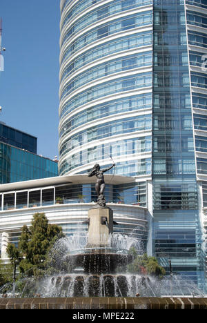 La fontana e la Statua di Diana cacciatrice di fronte al St Regis Hotel, Reforma, Città del Messico Foto Stock