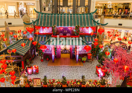 Kuala Lumpur, Malesia - Febbraio 12,2018 : colorato nuovo anno cinese decorazione presso il Suria KLCC Shopping Centre. Foto Stock