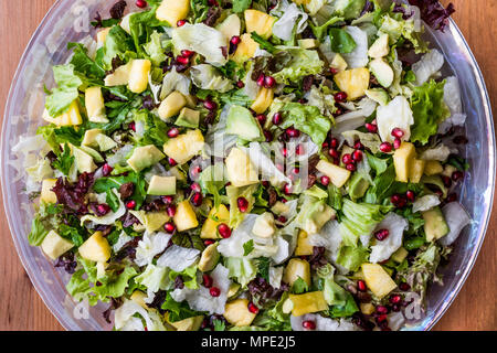 Fresco e verde insalata di organico in recipiente di vetro. Foto Stock