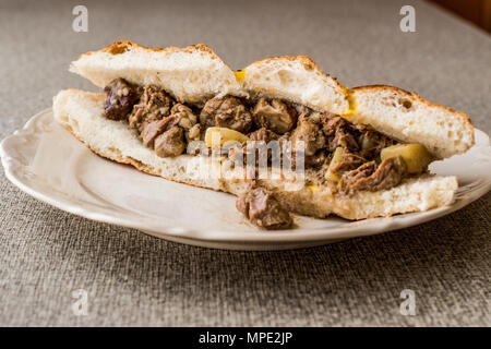 Panino con carne di agnello in piastra bianca. Il Fast Food Concept. Foto Stock