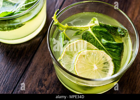 Verde rinfrescante amaro cocktail al limone con foglie di menta e lime. Concetto di bevanda. Foto Stock