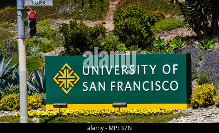 San Francisco, CA/STATI UNITI D'America - 19 Maggio 2018: Segno marcatura University of San Francisco campus. L'Università di San Francisco è un Gesuita università cattolica. Foto Stock