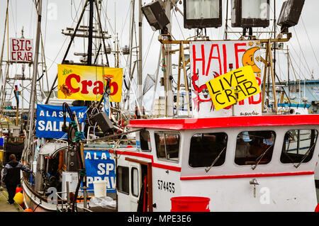 Half Moon Bay, CA/STATI UNITI D'America - 7 dicembre, 2014: si tratta di stagione pescando granchi e i pescatori stanno vendendo le proprie catture dalle loro barche da pesca a Pilastro punto porto. Foto Stock