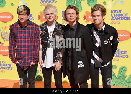 Calum cofano, Michael Clifford, Luca Hemmings e Ashton Irwin di 5 secondi di estate al Nickelodeon's Kids Choice Awards 2015 presso il Great Western Forum di Los Angeles. Marzo 28, 2015.Calum cofano, Michael Clifford, Luca Hemmings e Ashton Irwin di 5 secondi di estate evento nella vita di Hollywood - California, tappeto rosso Evento, STATI UNITI D'AMERICA, industria cinematografica, celebrità, fotografia, Bestof, arte cultura e intrattenimento, Topix celebrità moda, migliori della vita di Hollywood, evento nella vita di Hollywood - California, moquette rossa e dietro le quinte, movie celebrità, personaggi televisivi, musica celebrità, arte cultura Foto Stock