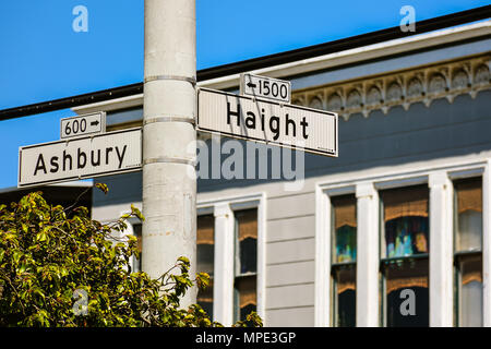 Segnaletica stradale, angolo di Ashbury e Haight nella famosa in tutto il mondo la posizione - San Francisco, California Foto Stock