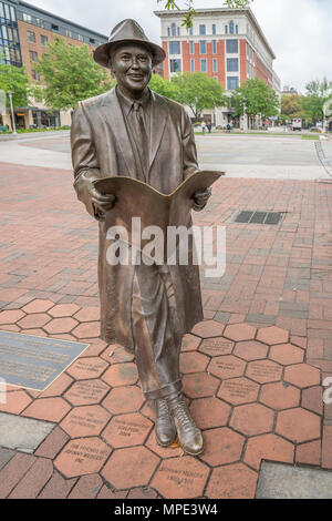 Savannah, Georgia - 10 Aprile 2018: una statua di Johnny Mercer il compositore americano, compositore e cantante è in Ellis Square. Foto Stock