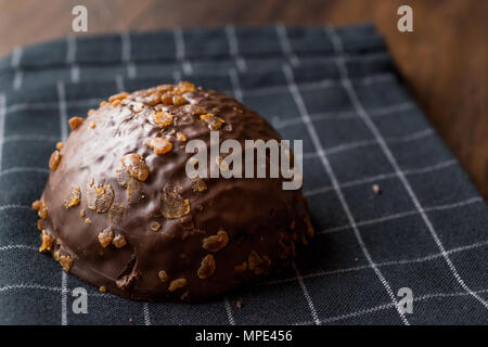 Cioccolato e caramello torta a sfera con castagne. Concetto di dessert. Foto Stock