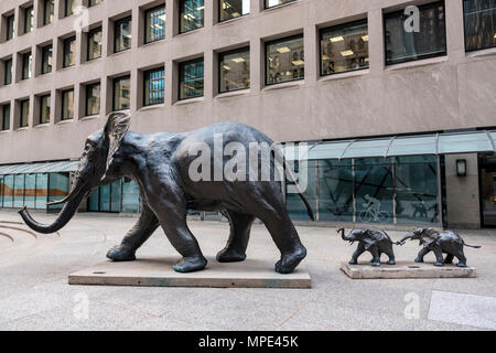 Tembo, Madre di elefanti, figurativa scultura in bronzo di Derrick S. Hudson, nel percorso di Commerce Court Courtyard situato nel centro cittadino di Toronto, Ontario, Canada. Foto Stock