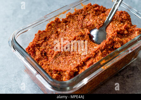 Muhammara, acuka o acika fatta con pasta di pomodoro. I cibi tradizionali. Foto Stock