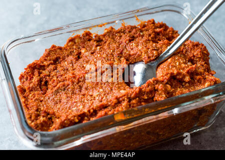 Muhammara, acuka o acika fatta con pasta di pomodoro. I cibi tradizionali. Foto Stock